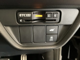 ハンドルの右下にETC2.0がついています。高速道路の料金所の通過も楽々です。 カードの取り出しもしやすい場所についています。その下には車内で操作のできる、電動テールゲートのスイッチもついています。