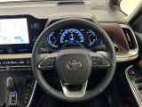 3本スポークステアリング!ステアリングスイッチ付!音量調整やメーター内インフォメーションの操作、全車速追従機能レーダークルーズコントロールの操作などが可能!ステアリングヒーター付!
