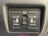 【両側パワースライドドア】スマートキーや運転席のスイッチで後席両側スライドドアの開閉が可能♪電動だから力を入れてドアを開ける必要が無く、小さなお子様でも簡単に開け閉めでき快適です♪