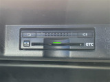 【ETC】有料道路を利用する際に料金所で停止することなく通過できる、ETC車載器(ノンストップ自動料金収受システム機器)が装備されています。セットアップを行うことで利用可能になります。