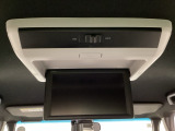 天井にリア席モニターが付いています。ナビゲーションで再生しているDVD等の映像を、後部座席の方にご覧いただくことができます。お子様にも大人気です。