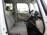 運転席と助手席は、ベンチシート仕様です。