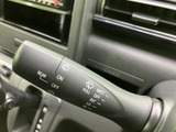 雨天時でもクリアな視界を確保できるワイパーレバー。操作も簡単で、雨の日の運転をサポートします。ミスト機能も便利です。