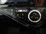 オートエアコンです。車内を設定温度に保ち、快適空間をキープします。