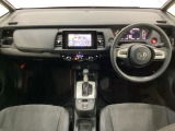 車内は光触媒抗菌消臭施工済です。スタイリッシュなデザインでスポーティなインパネ周りを演出します。グローブボックスやカップホルダーのほかにトレーなどたくさんの収納スペースが付いています。