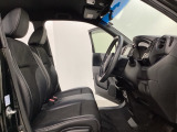 女性でも運転がしやすいようにシートの高さ調整機能(シートリフター)がついています。座面も厚みがあり背もたれも高く、ゆったりくつろいでお乗りいただけるシートです。