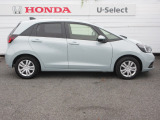 フロントピラーからルーフエンドまでの流麗なラインを、角度と幅を吟味したリアピラーでしっかりと受け止め、豊かに張り出させたリアフェンダーへとつなげることで、躍動感と安定感を強めました。