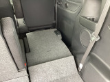 リアシートは簡単に倒すことができるので、ラゲッジルームも広がります。
