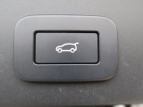 電動リアゲートを装備。スイッチひとつで開閉が可能なため、お買い物やアウトドアなど荷物の多いシーンでも快適にご利用いただけます。