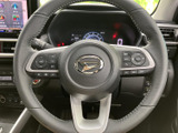 握りやすいステアリング形状で、長時間の運転でも疲れにくい設計。確実な操作感で、快適なドライビングをサポートします。