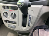 視認性の高いメーターで、速度や燃料残量を一目で確認できます。運転に必要な情報を分かりやすく表示し、安全運転をサポートします。