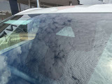 フロントガラスの上部には衝突軽減ブレーキの装置も付いており、より安全に運転を楽しんでいただくことができます。