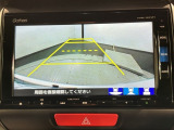リバースギアに入れるだけで後方の表示へ切り替わります。夜間や雨の日の駐車も楽になりますよ。