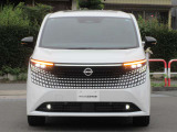 【LEDヘッドランプ】ハロゲンヘッドランプの約2倍の光量でより明るく遠くを照射。視認性、長寿命、省電力に優れ、スタイリッシュな白光色も魅力