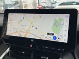 高精細な地図表示で、目的地までスムーズに。渋滞情報もリアルタイムで確認でき、最適なルートを提案してくれます。長距離移動も安心です。