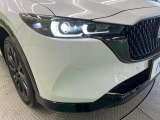 【LEDヘッドライト】悪天候や夜間走行時も良好な視界を確保し安心して運転できる高輝度LEDヘッドライトを装備!点灯速度が早く、消費電力も抑えられています。