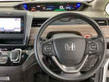 【ハンドル】運転にかかわる様々な操作を安全に行えるように視点移動が少なく操作性に配慮されたスイッチ類が凝縮されたコックピットです。
