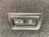 電動パワーゲートです。開閉がボタン1つで開け閉め行えます。また、状況に応じてのトランクハッチ開閉量を簡単に設定可能です。スマートオープナーも便利な機能です。ぜひお試しください。