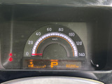 視認性の高いメーター類は、運転に必要な情報を的確にドライバーへ伝えます。走行距離も確認でき、安心感のあるドライブをサポートします。