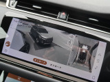 360&deg;サラウンドカメラを搭載。車両周囲の状況をモニターに映し出し、駐車時や狭い道での運転をサポートします。死角を減らし、安心感のあるドライブをお楽しみいただけます。