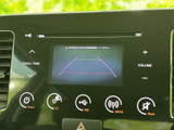 運転席からの視認性を高めたモニターは、安全運転に貢献。車両情報や各種設定をスムーズに確認できます。日中でも見やすい明るさが魅力です。