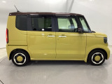 狭い駐車場でも、スライドドアならチャイルドシートへのお子さまの乗降や荷物の積載もスムーズ。とても便利な【助手席側。電動スライドドア】ドアハンドを少し引くだけでリアドアが自動開閉します。