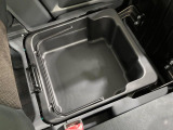 【シートアンダーボックス】シートの下に大容量の収納スペースが備わっており、靴や洗車グッズなど、外から見られたくないものをすっきり収納できて便利!
