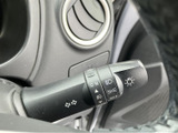 操作しやすいウインカーレバーで、安全な運転をサポートします。直感的な操作感で、スムーズな車線変更を可能にします。