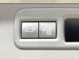 【パワーバックドア】スマートキーや運転席のボタンを押すだけでリアゲートが自動で開閉します!荷物を持っている時や、高い位置にあるバックドアを閉める際に便利な機能です♪