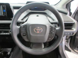 ステアリングから手を離さず、運転に集中したままオーディオ等の操作や安全装置の設定などが行えます。