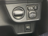 【電動格納ミラー】サイドミラーは電動格納式となっており、狭い駐車場でもキズがつくリスクを抑えられます。