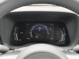 メータークラスターには、運転に必要な情報をひと目で確認できるデザインを採用。高い視認性を実現し、運転に集中できる環境を提供します。