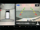 【アラウンドビューモニター】まるでクルマを真上から見ているようなアラウンドビューモニターで運転をサポート。運転席から見えにくい車の四隅や後方もモニターでしっかり見えます。