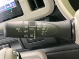 雨天時でもクリアな視界を確保できるワイパーレバー。運転の安全性を高めます。