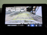 バックカメラの画像です。ガイドラインがスムースな車庫入れをサポートいたします。車庫入れの安心感がアップしますね。