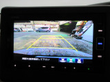 バックカメラの画像です。ガイドラインがスムースな車庫入れをサポートいたします。車庫入れの安心感がアップしますね。