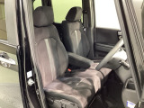 運転席、助手席☆ともにゆとりのある空間となっております♪