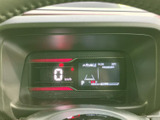 視認性の高いメーター類が、運転に必要な情報を的確に伝えます。速度や回転数などを一目で確認でき、安全運転をサポートします。