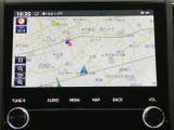 目的地設定がスムーズに行えます。高精細な地図表示で、運転中の道案内をサポート。長距離ドライブも安心してお任せください。