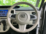 握りやすいステアリング形状。操作性にも優れており、快適な運転をサポートします。スポーティーなドライビングも楽しめます。