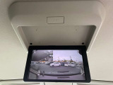 後席モニターがついています。走行中でもTV視聴ができますので後席の方は退屈しませんね
