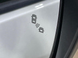 【後方車輛検知】走行中、ドアミラーの死角になりやすい箇所に後続車が接近するとサイドミラー付近に警告を表示、ドライバーに注意喚起をしてくれます。