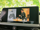停車中に楽しめるTV機能。長時間の移動や待ち時間も快適に過ごせます。リラックスした空間を提供し、ドライブの質を高めます。