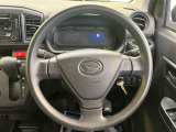 インテリアに合わせたデザインのステアリングは、運転される方のことも考え、運転しやすい形状、大きさです。是非一度、実際に触ってお確かめください。