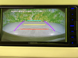 駐車時の安全性を高めるバックモニター。狭い場所でもスムーズに駐車できます。ガイドライン表示も便利です。