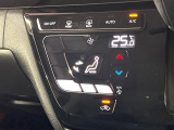 【オートエアコン】一度お好みの温度に設定すれば、車内の温度を検知し風量や温度を自動で調整。暑い&hellip;寒い&hellip;と何度もスイッチ操作をする必要はありません。快適な車内空間には必須の機能ですね♪