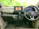 運転席からの視界は広く、運転操作もスムーズに行えます。洗練された内装デザインが、快適なドライブを演出します。長距離運転も疲れにくいでしょう。