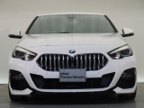 【キドニーグリル】BMWの代名詞。一目見ただけでBMWであると認識できる確固たるアイコンとして存在感を放ちます。