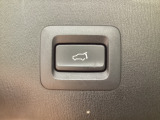 パワーリフトゲートは運転席とリフトゲート側、さらにアドバンストキーでも開閉が可能!開度は無段階にメモリー設定もできます。ゲート内側にタッチセンサーを配置し、手などを挟み込む危険を低減します。