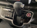 CVT車のセレクトレバーです。低速から高速まで、変速ショックのないスムーズな走りを実現するとともに、エンジン効率のよい領域を維持することで燃費にも貢献します。